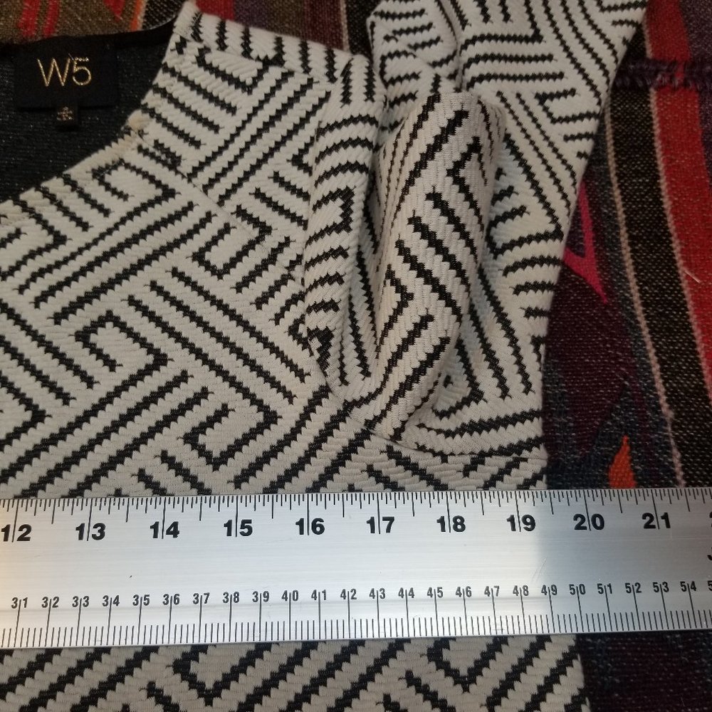 W5 Black & White Geometric Print 3/4 Sleeve Top - Picture 5 of 6